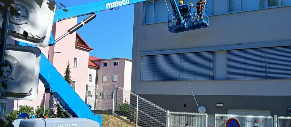 Speciální úklid ve výšce 25 metrů Speciální úklid ve výšce 25 metrů